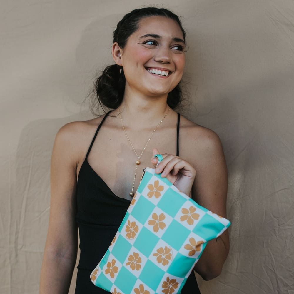 Holoholo Pouch (Turquoise Checker)